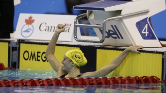 Summer McIntosh célèbre après avoir établi un autre record du monde