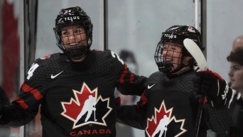 Natalie Spooner et Sarah Fillier sourient lors d'un match.