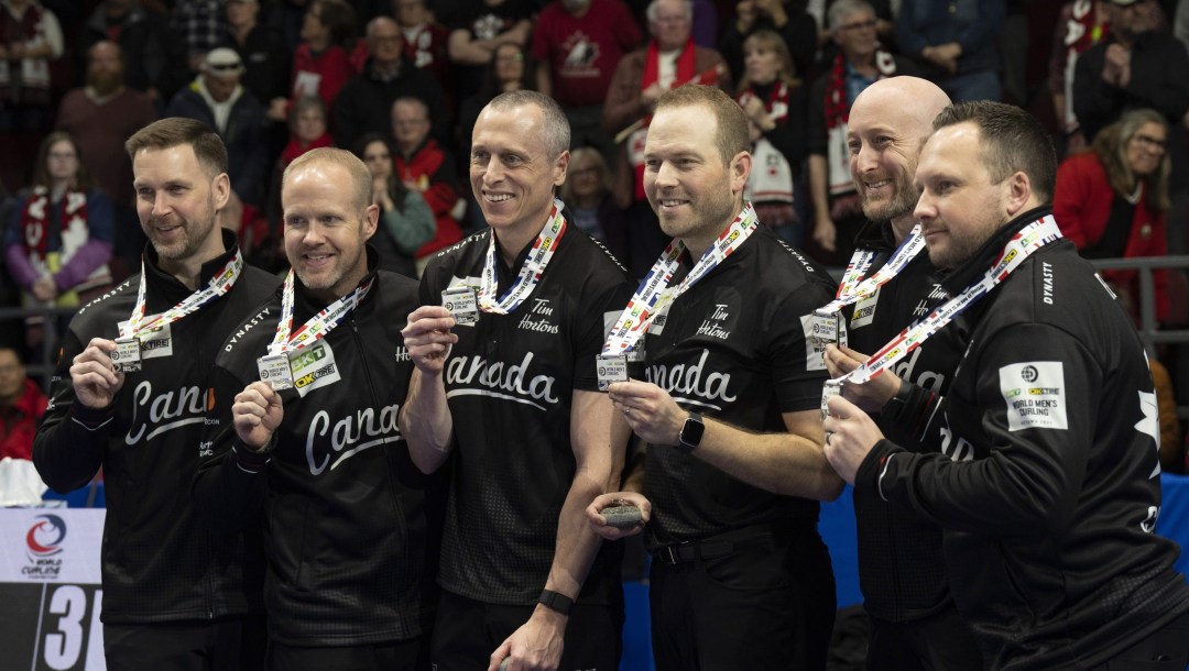 Équipe Gushue pose avec leur médaille d'argent.