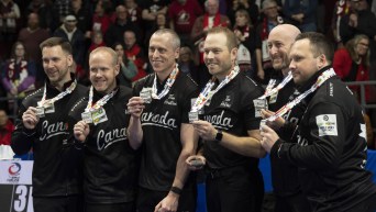 Équipe Gushue pose avec leur médaille d'argent.