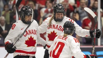 Sarah Fillier (10), est félicitée par ses coéquipières, Sarah Nurse (20) et Natalie Spooner (24).