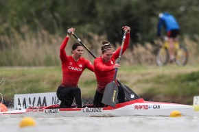 Katie Vincent et Sloan Mackenzie lors d'une course de canoë de vitesse.