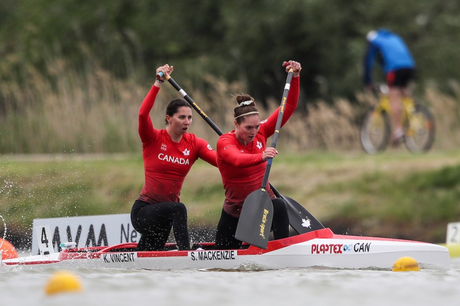 Katie Vincent et Sloan Mackenzie lors d'une course de canoë de vitesse.