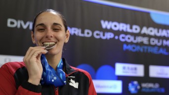 Pamela Ware avec une médaille d'argent dans le cou.