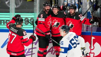 Les joueurs d'Équipe Canada célèbrent.