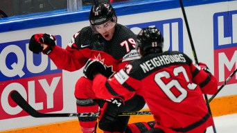 Samuel Blais célèbre un but contre la Lettonie au Championnat mondial de l'IIHF.