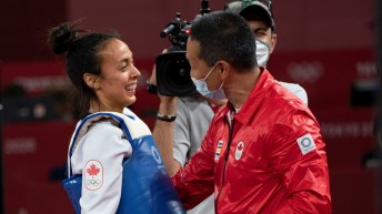 Skylar Park rit en parlant à son père et entraîneur Jae.