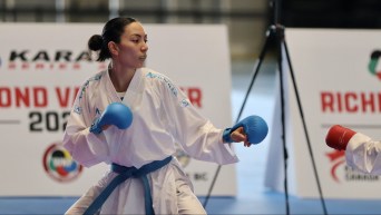 Hana Furumoto-Deshaies se prépare à donner un coup de poing à un adversaire lors d'un combat de karaté