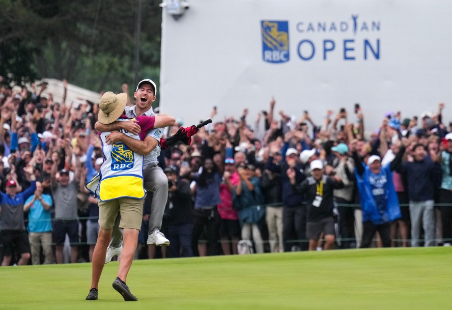 Le golfeur canadien Nick Taylor sautant dans les bras de son caddie après son coup gagnant à l'Omnium canadien RBC