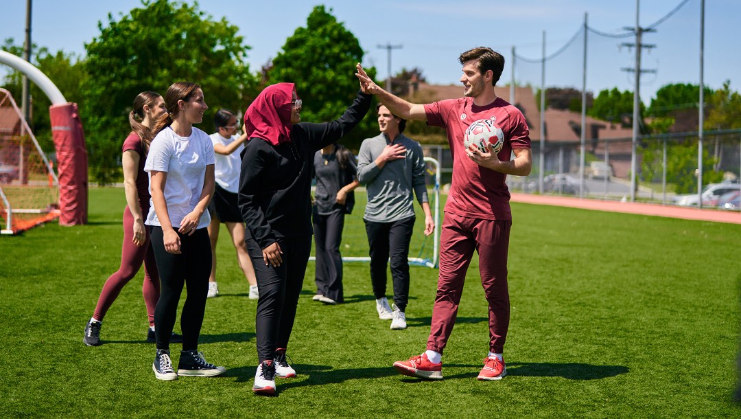 Subvention Journée olympique de l'équipe Canada 2023 - Les olympiens Laurence Fournier-Beaudry (à gauche) et Nikolaj Sorensen (à droite) surprennent les élèves de l'école bénéficiaire de la subvention à Montréal (Johany Jutras/COC)