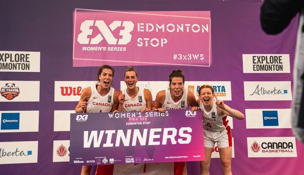 Katherine Plouffe, Paige Crozon, Michelle Plouffe et Kacie Bosch posent avec la bannière des gagnantes.