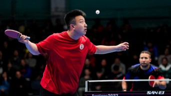 Eugene Wang effectue un service.