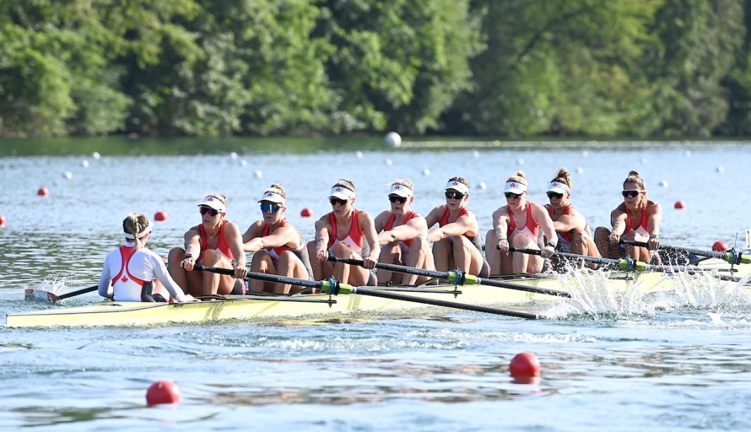 Des rameuses canadiennes en action lors d'une course d'aviron.