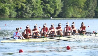 Des rameuses canadiennes en action lors d'une course d'aviron.