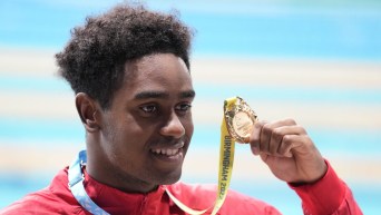 Joshua Liendo tient sa médaille d'or des Jeux du Commonwealth 2022 dans sa main gauche.