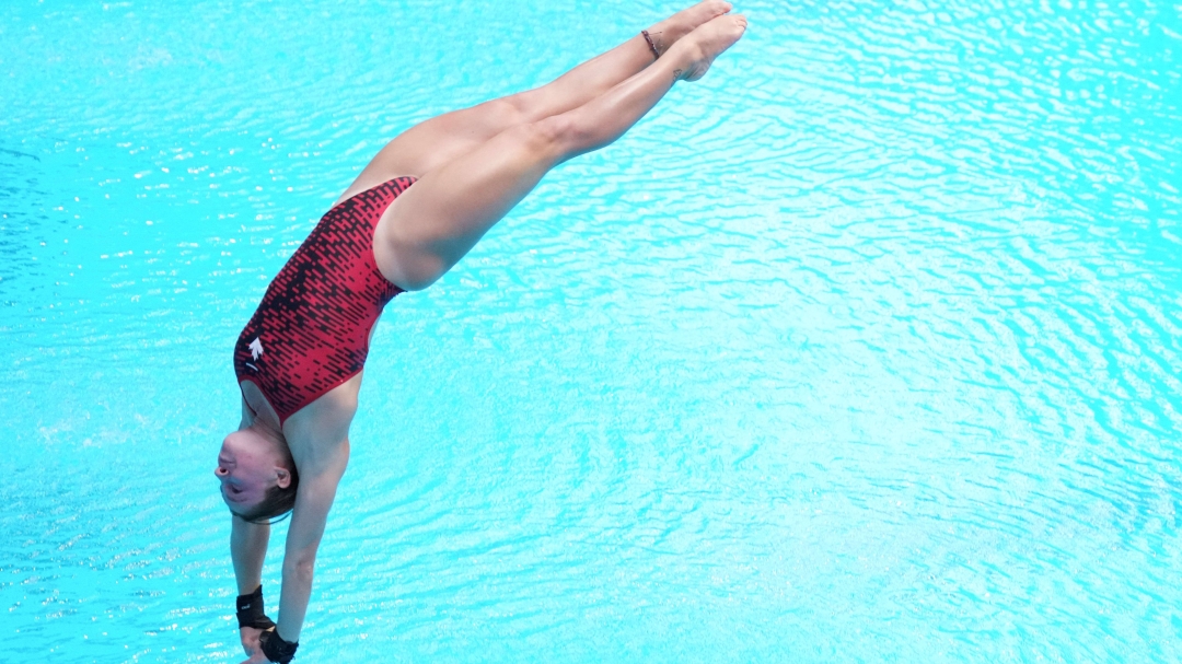 Mia Vallée effectue une entrée à l'eau lors d'un plongeon.