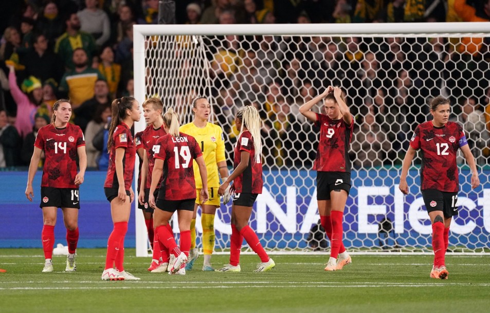 Les Canadiennes (de gauche à droite) Vanessa Gilles, Julia Grosso, Quinn, Adriana Leon, Kailen Sheridan, Ashleigh Lawrence, Jordyn Huitema et Christine Sinclair sur le terrain.