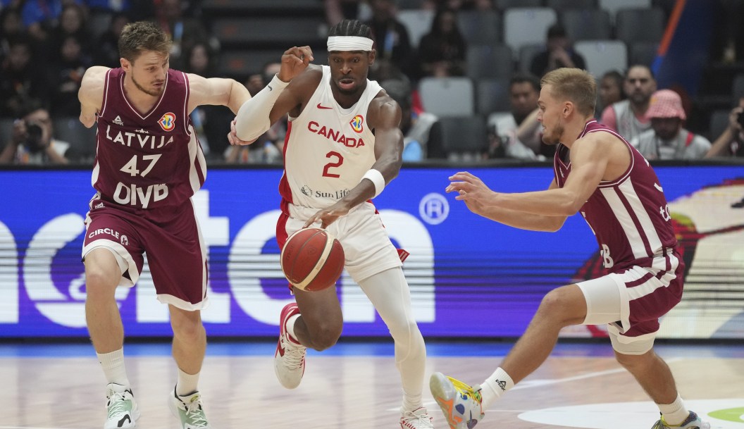 Des joueurs pendant un match de basketball.