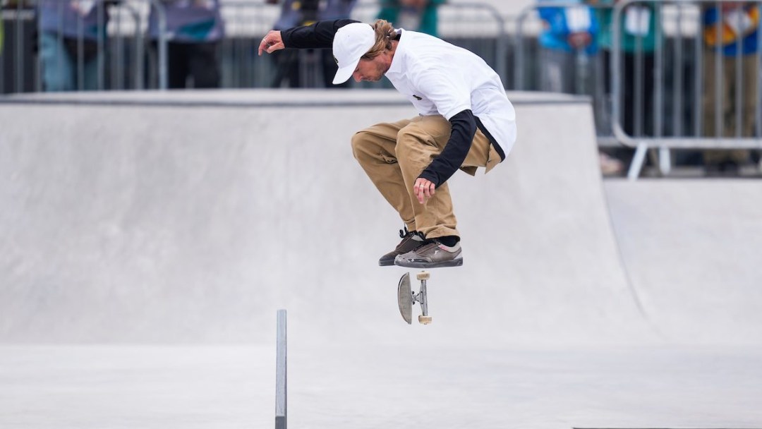 Ryan Decenzo sur sa planche à roulette.