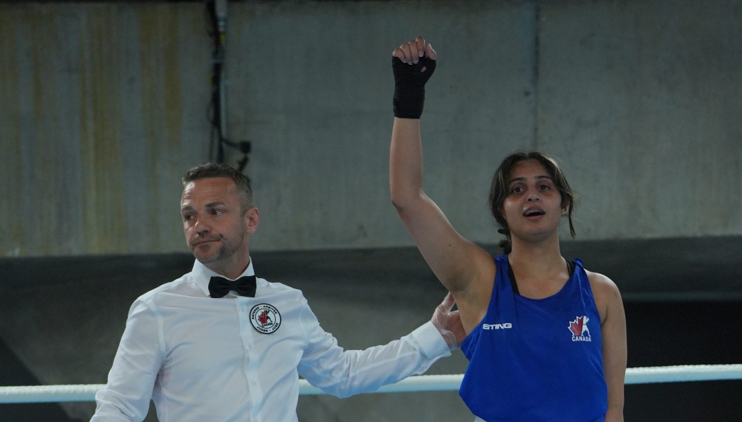 Garinder Takhar célèbre une victoire.