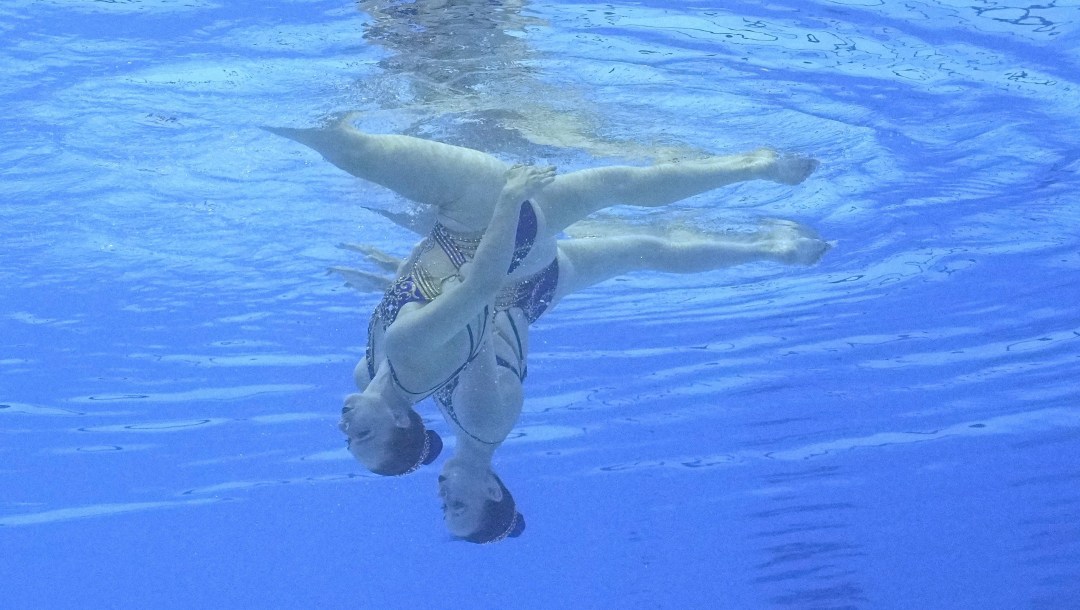 Scarlett Finn la tête sous l'eau.