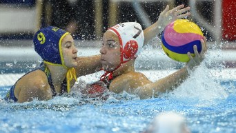 Verica Bakoc tient le ballon dans l'eau.