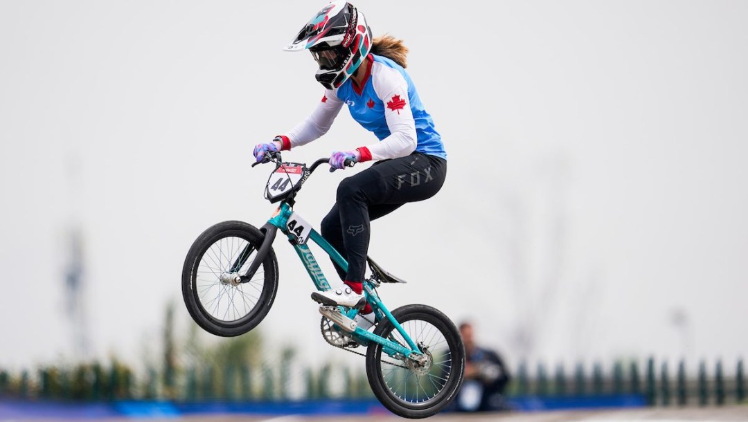 Molly Simpson fait un saut en vélo de montagne.