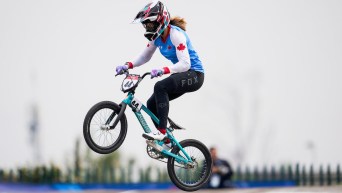 Molly Simpson fait un saut en vélo de montagne.