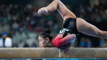 Aurelie Tran appuyée contre la poutre.