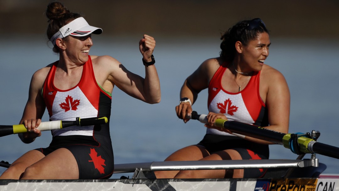 Olivia McMurray célèbre après une course.