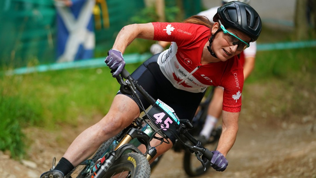 Sandra Walter sur son vélo de montagne.