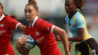 Chloe Daniels contrôle le ballon.