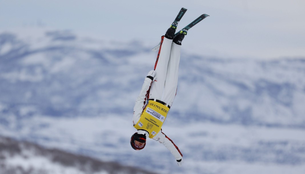 Marion Thénault effectue un saut acrobatique.