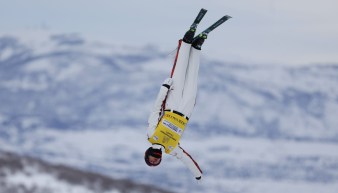 Marion Thénault effectue un saut acrobatique.