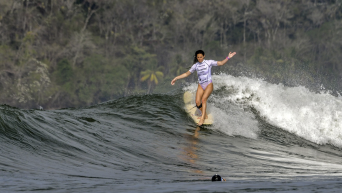 Liv Stokes en surf.