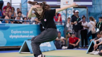 Une B-Girl en pleine performance.