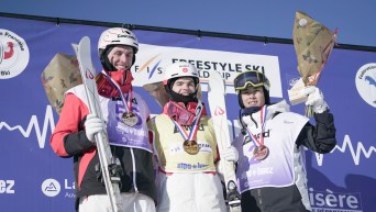 Elliot Vaillancourt, Mikaël Kingsbury et Ikuma Horishima sur le podium.