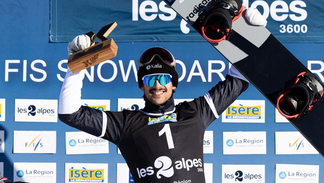 Eliot Grondin célèbre sur le podium.