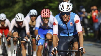 Michaël Woods roule dans un peloton.