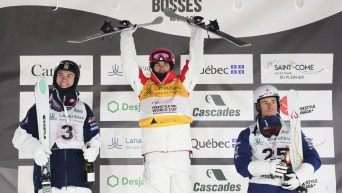 Mikaël Kingsbury sur le podium.