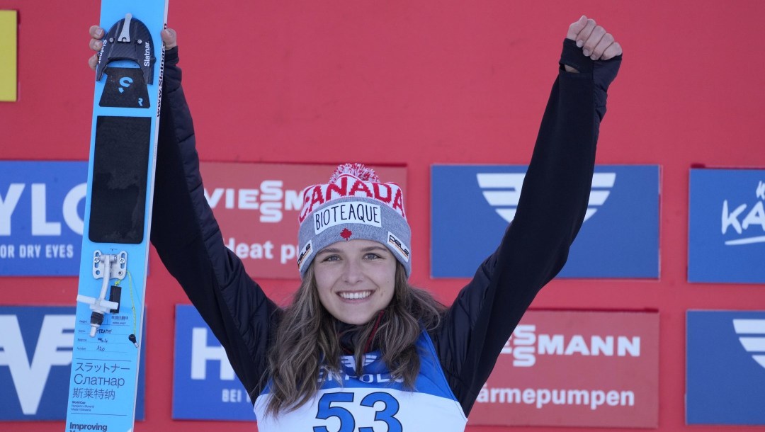 Abigail Strate lève les bras dans les airs.