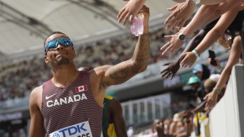 Andre De Grasse salue la foule.