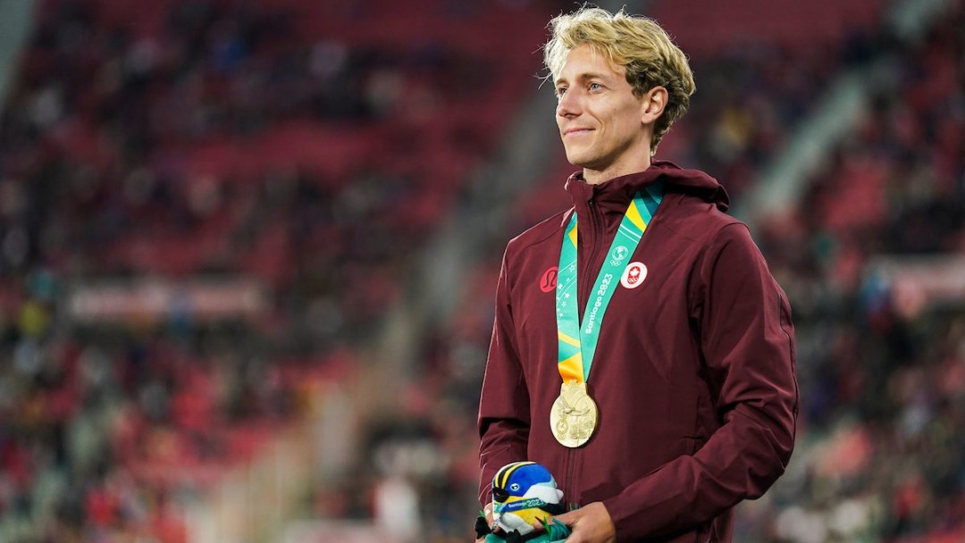 Charles Philibert-Thiboutot avec une médaille d'or autour du coup.