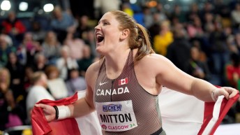 Sarah Mitton avec le drapeau canadien.