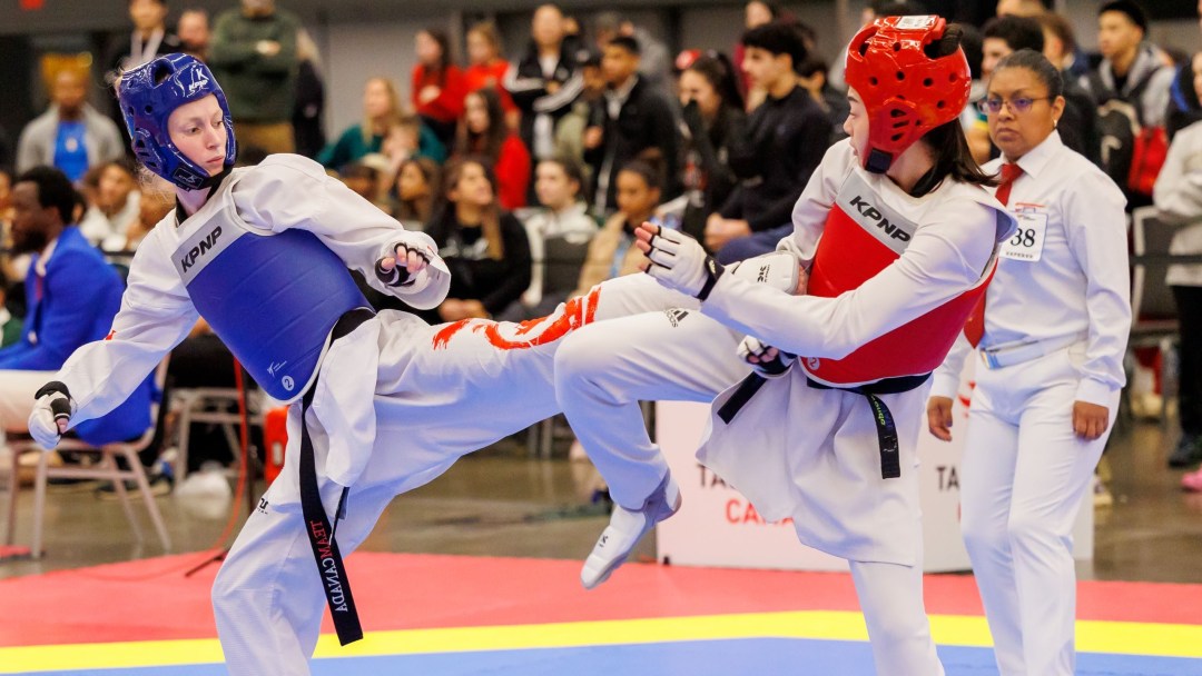 Deux athlètes dans un combat de taekwondo.