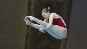 Margo Erlam effectue un plongeon.