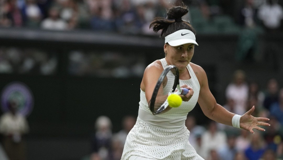 Bianca Andreescu exécute un coup droit au tennis.