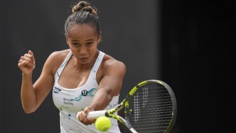 Leylah Annie Fernandez effectue un coup droit au tennis.