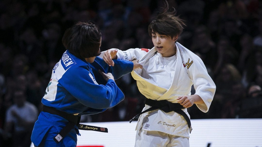 Christa Deguchi agrippe une adversaire.