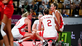 Des joueuses de basketball se consultent.